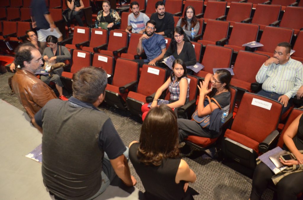 Estudiantes platican con Bruno Bichir